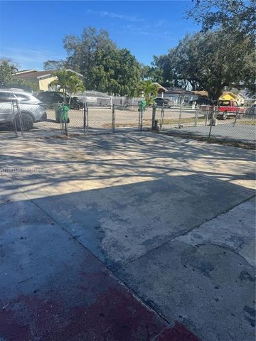 1940 NW 96th St, Miami, FL 33147