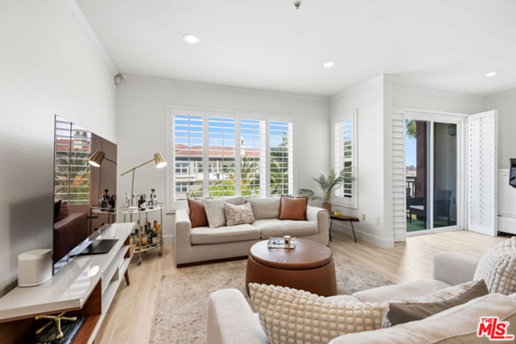 6020 Seabluff Drive 411, Los Angeles, CA 90094