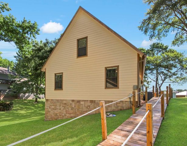 199 Lake Drive, Onalaska, TX 77360