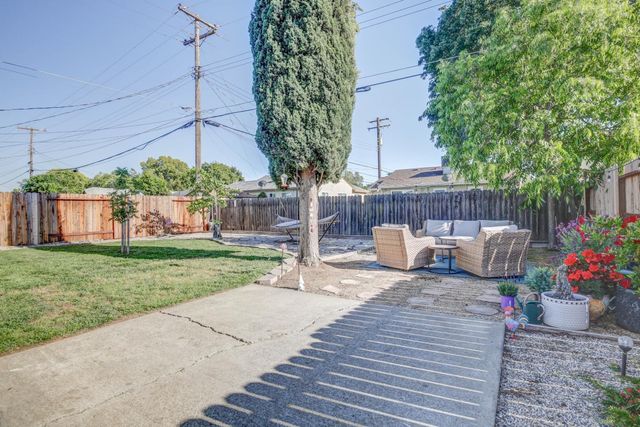 1424 Kitchner Rd, Sacramento, CA 95822