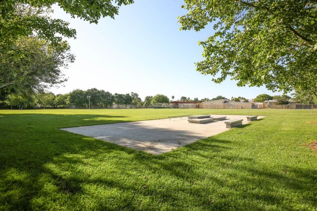 1424 Kitchner Rd, Sacramento, CA 95822