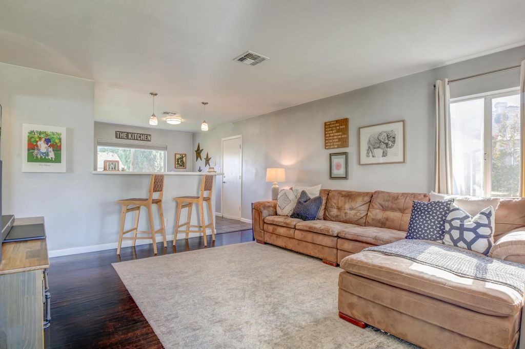 1424 Kitchner Rd, Sacramento, CA 95822