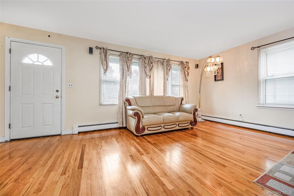 121 Cochran Place, Valley Stream, NY 11581 — photo 4