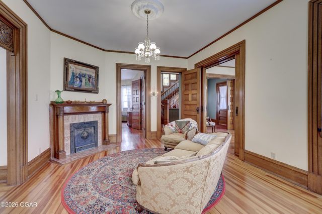 22 S Pennsylvania Avenue, Webb City, MO 64870