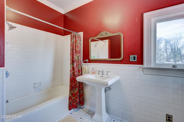 22 S Pennsylvania Avenue, Webb City, MO 64870