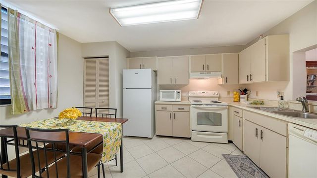 214 LAKEWOOD DRIVE 214, Bradenton, FL 34210