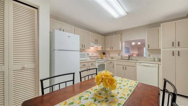 214 LAKEWOOD DRIVE 214, Bradenton, FL 34210