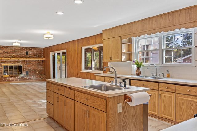 201 Highland Circle, Lenoir City, TN 37772