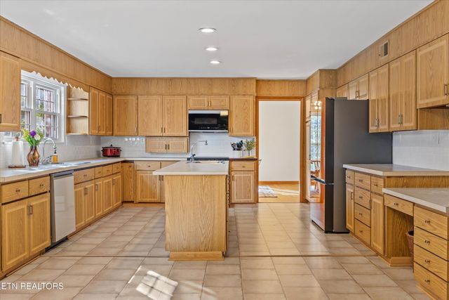201 Highland Circle, Lenoir City, TN 37772