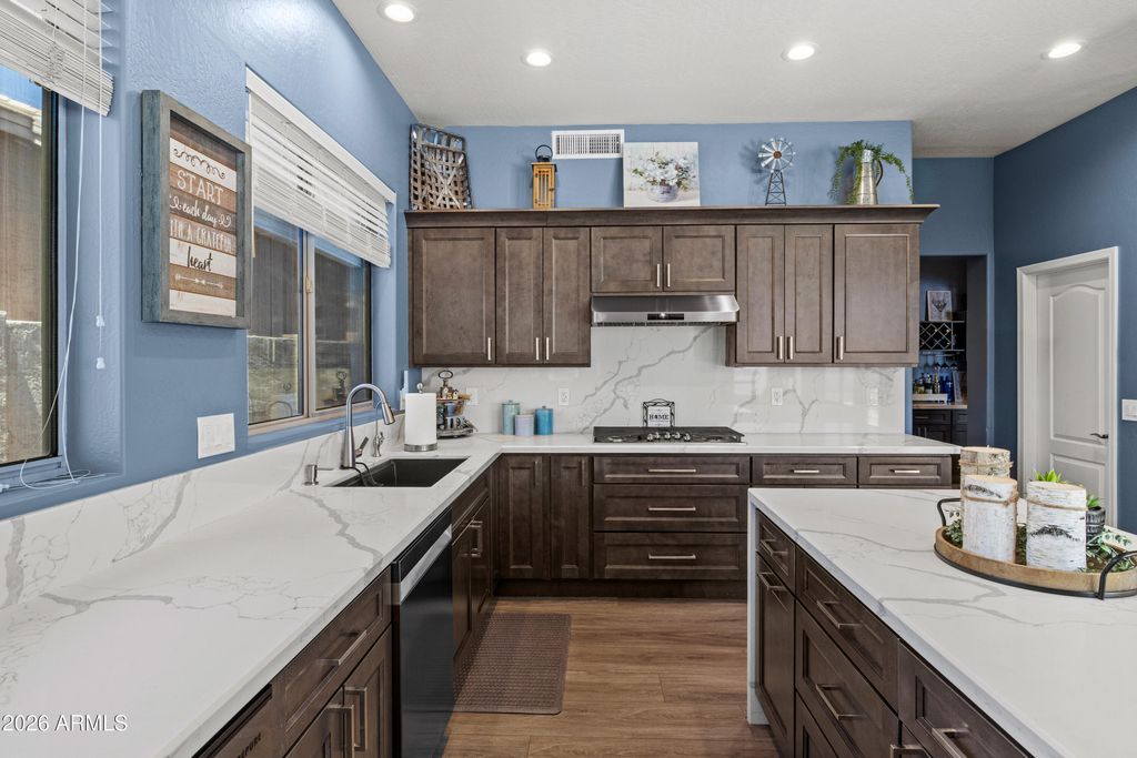 Image 12 of property listing at 665 W GOLDFINCH Way, Chandler, AZ 85286