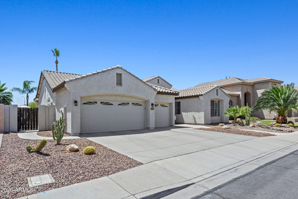 Image 2 of property listing at 665 W GOLDFINCH Way, Chandler, AZ 85286