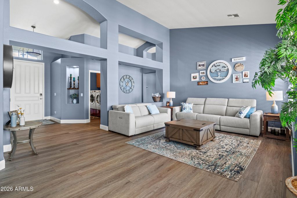Image 4 of property listing at 665 W GOLDFINCH Way, Chandler, AZ 85286