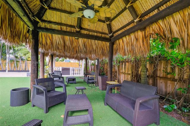 465 NW 153rd St, Miami, FL 33169