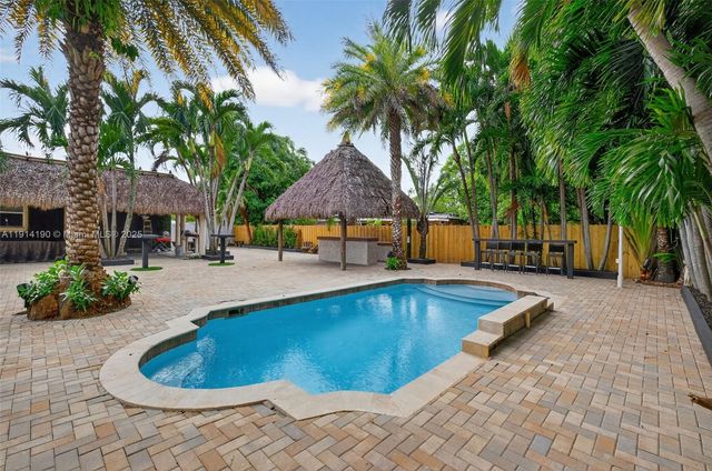 465 NW 153rd St, Miami, FL 33169