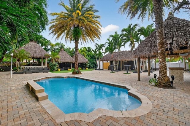 465 NW 153rd St, Miami, FL 33169