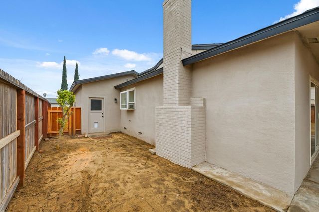 61 W Richert Avenue, Clovis, CA 93612