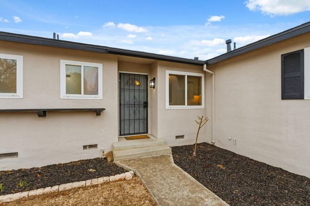 61 W Richert Avenue, Clovis, CA 93612