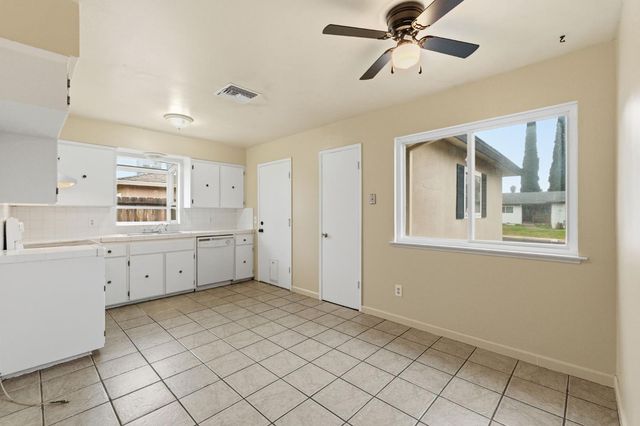 61 W Richert Avenue, Clovis, CA 93612