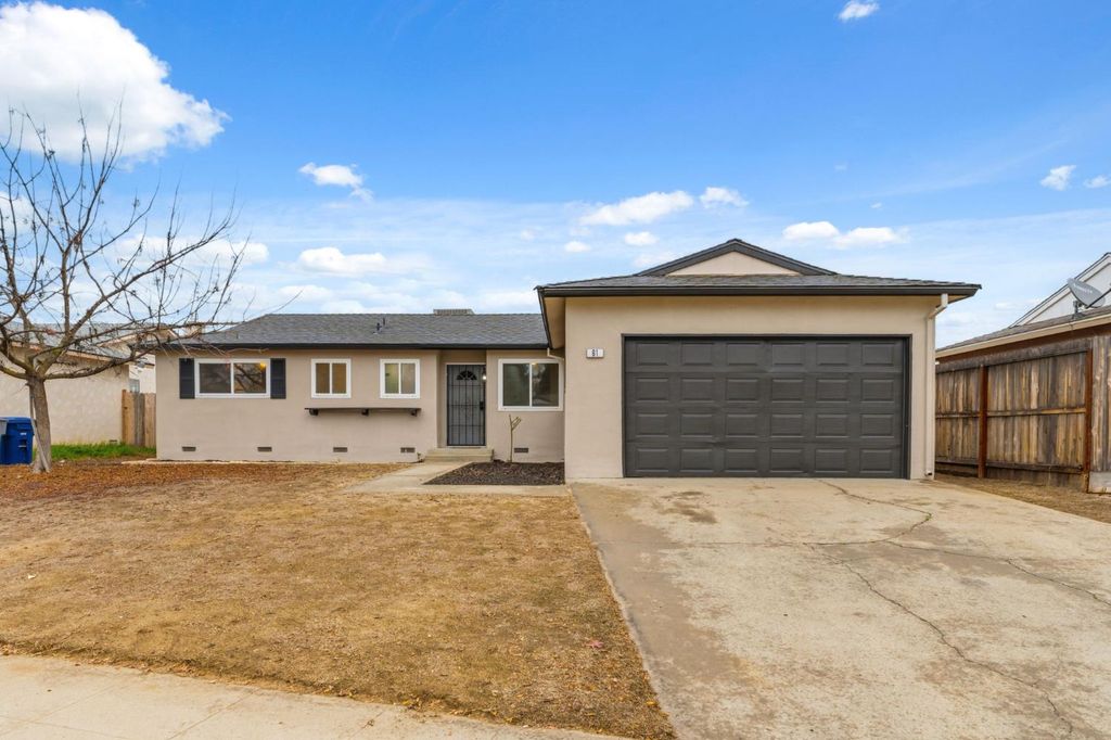 61 W Richert Avenue, Clovis, CA 93612