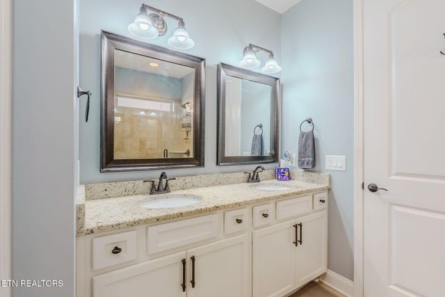 159 Silver Maple St, Lenoir City, TN 37771