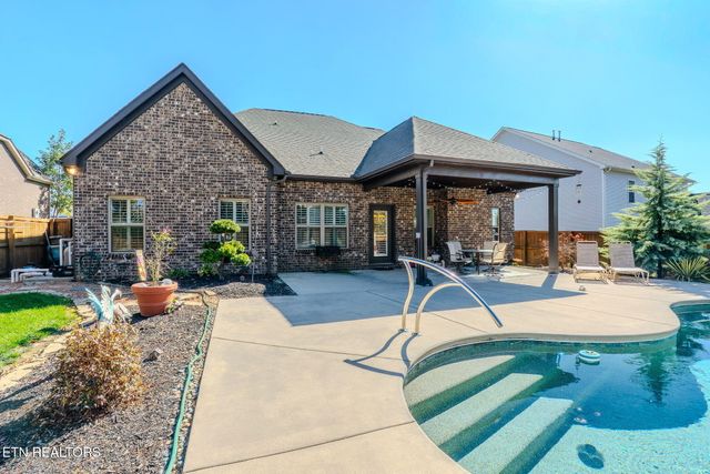 159 Silver Maple St, Lenoir City, TN 37771