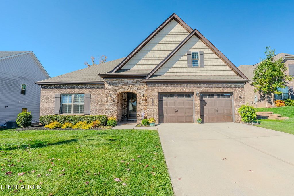 159 Silver Maple St, Lenoir City, TN 37771