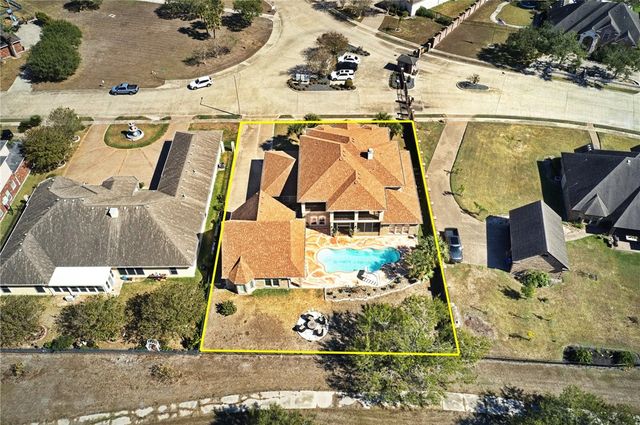 1 W Bar Le Doc Dr, Corpus Christi, TX 78414