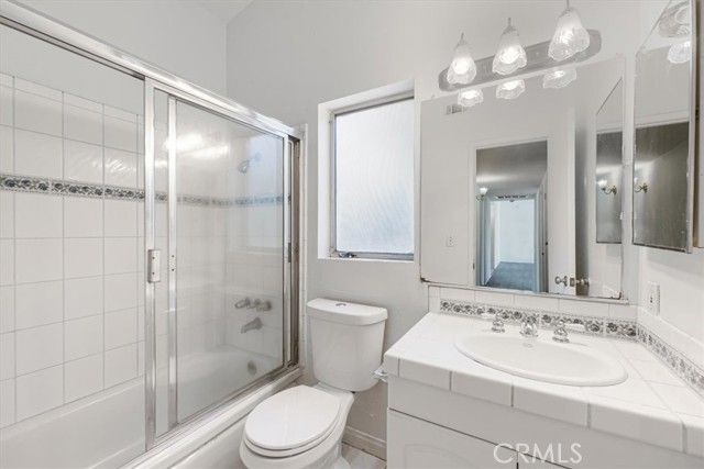 20447 Oxnard Street, Woodland Hills (los Angeles), CA 91367