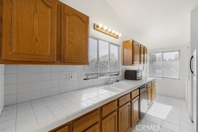 20447 Oxnard Street, Woodland Hills (los Angeles), CA 91367