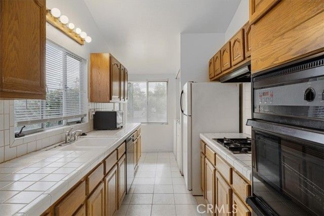 20447 Oxnard Street, Woodland Hills (los Angeles), CA 91367