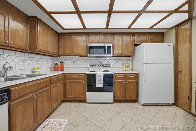 12502 E 77th Place North, Owasso, OK 74055