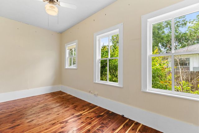 504 Gresham ST, Smithville, TX 78957