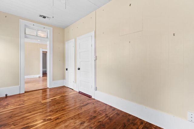 504 Gresham ST, Smithville, TX 78957