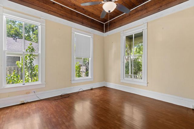 504 Gresham ST, Smithville, TX 78957