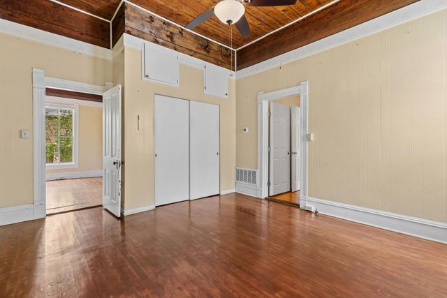 504 Gresham ST, Smithville, TX 78957