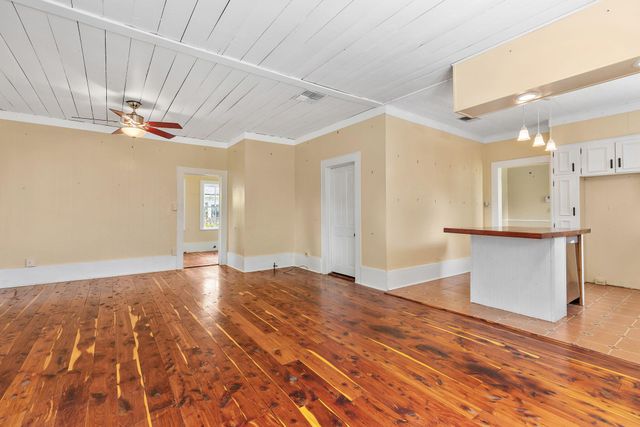 504 Gresham ST, Smithville, TX 78957