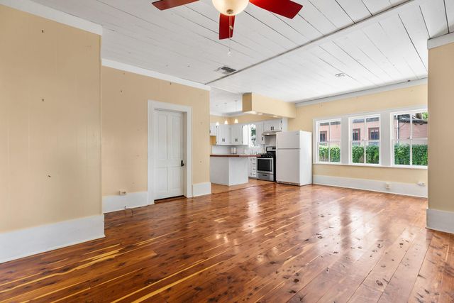 504 Gresham ST, Smithville, TX 78957