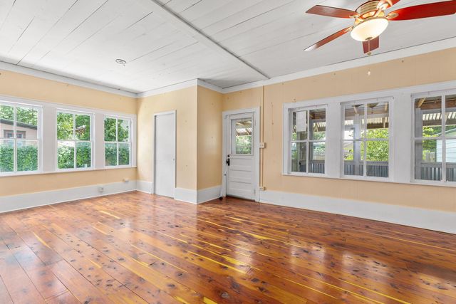 504 Gresham ST, Smithville, TX 78957