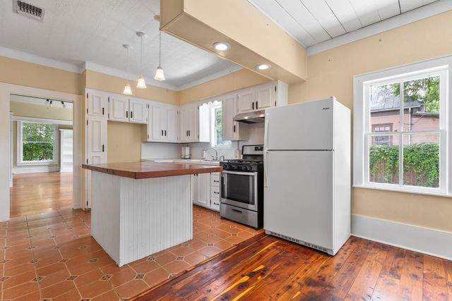 504 Gresham ST, Smithville, TX 78957