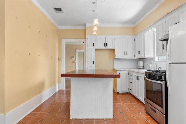 504 Gresham ST, Smithville, TX 78957