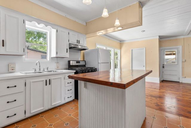 504 Gresham ST, Smithville, TX 78957