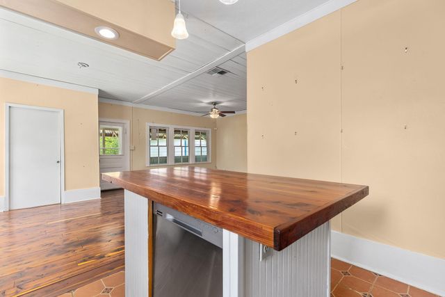 504 Gresham ST, Smithville, TX 78957