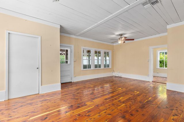 504 Gresham ST, Smithville, TX 78957