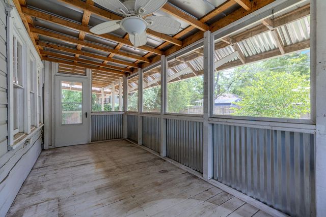 504 Gresham ST, Smithville, TX 78957