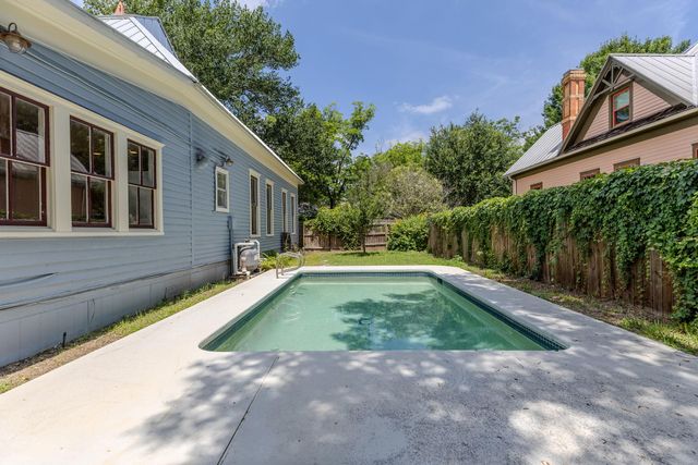 504 Gresham ST, Smithville, TX 78957