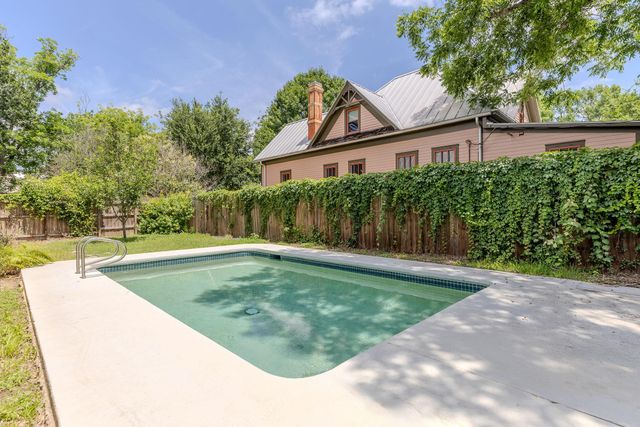 504 Gresham ST, Smithville, TX 78957