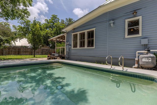504 Gresham ST, Smithville, TX 78957