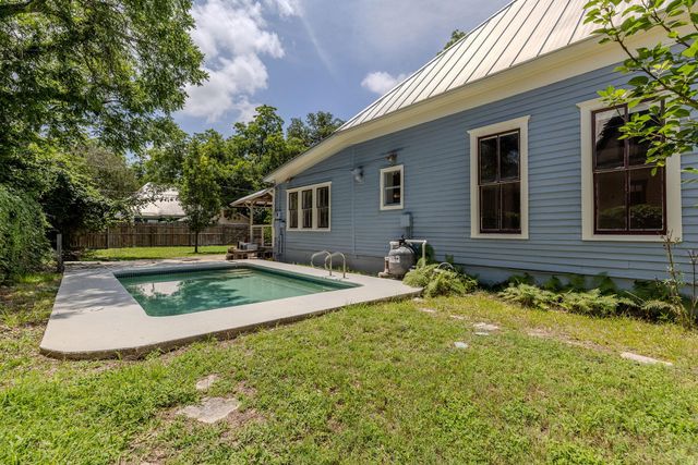 504 Gresham ST, Smithville, TX 78957