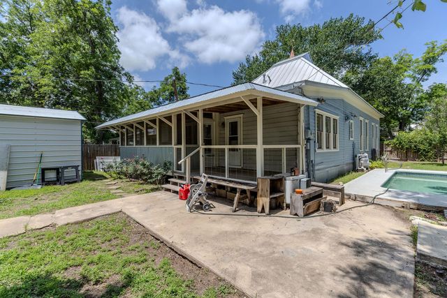 504 Gresham ST, Smithville, TX 78957