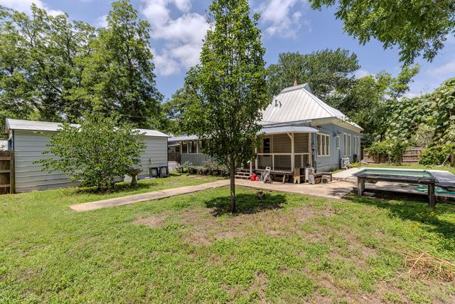 504 Gresham ST, Smithville, TX 78957